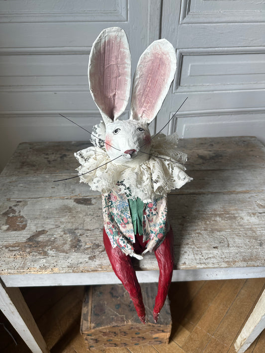 Lapin à la collerette de dentelle