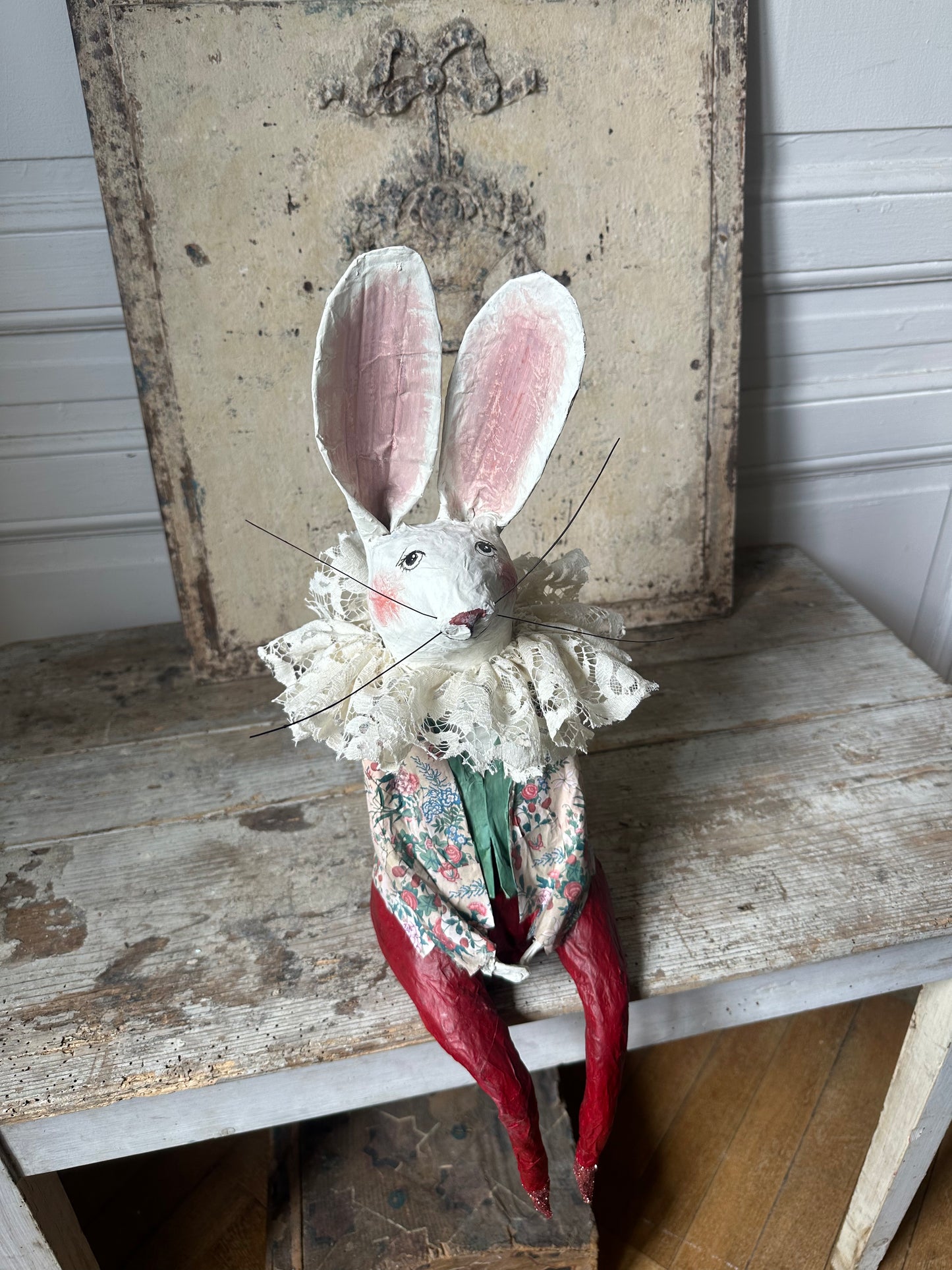 Lapin à la collerette de dentelle