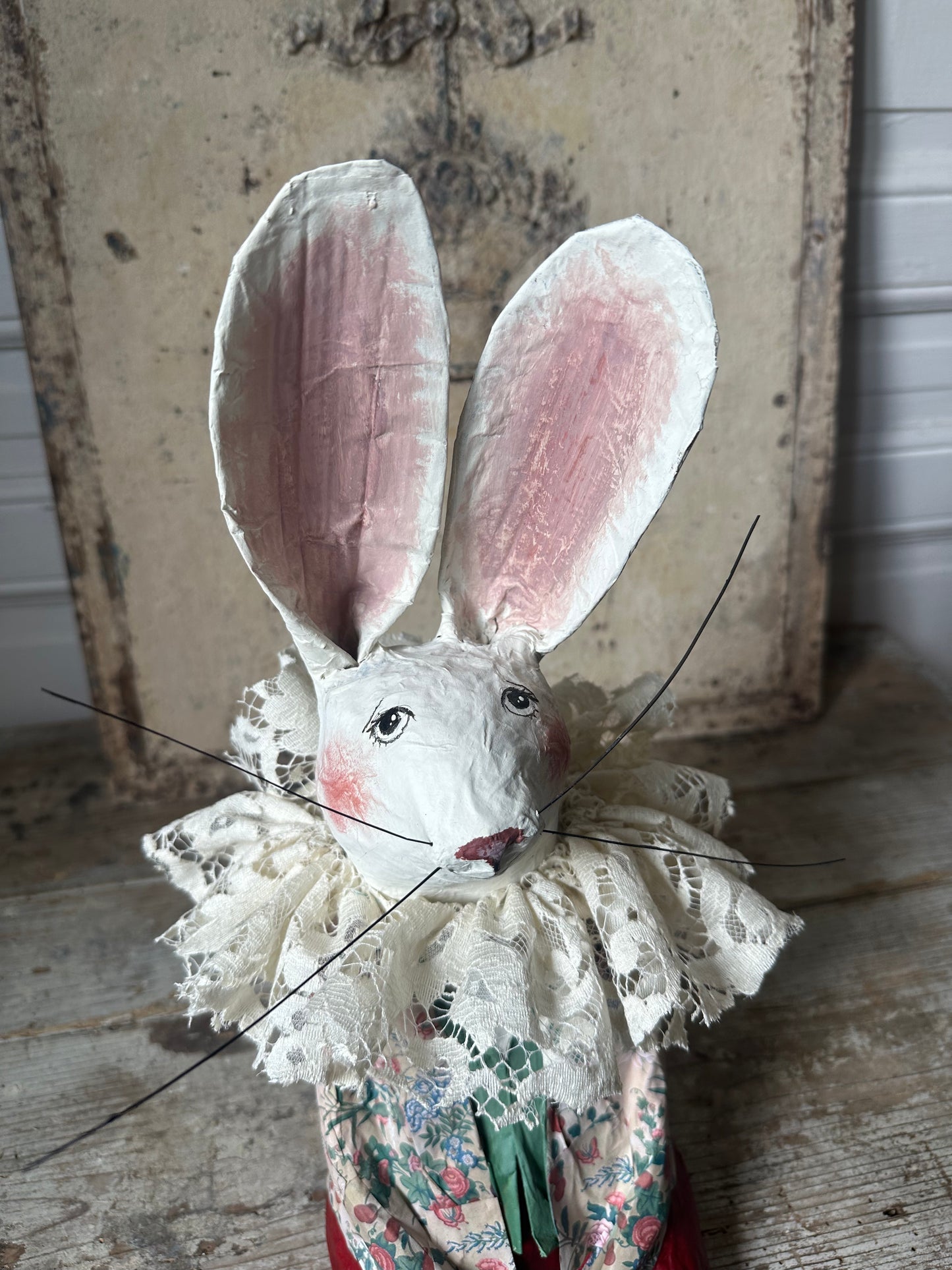 Lapin à la collerette de dentelle