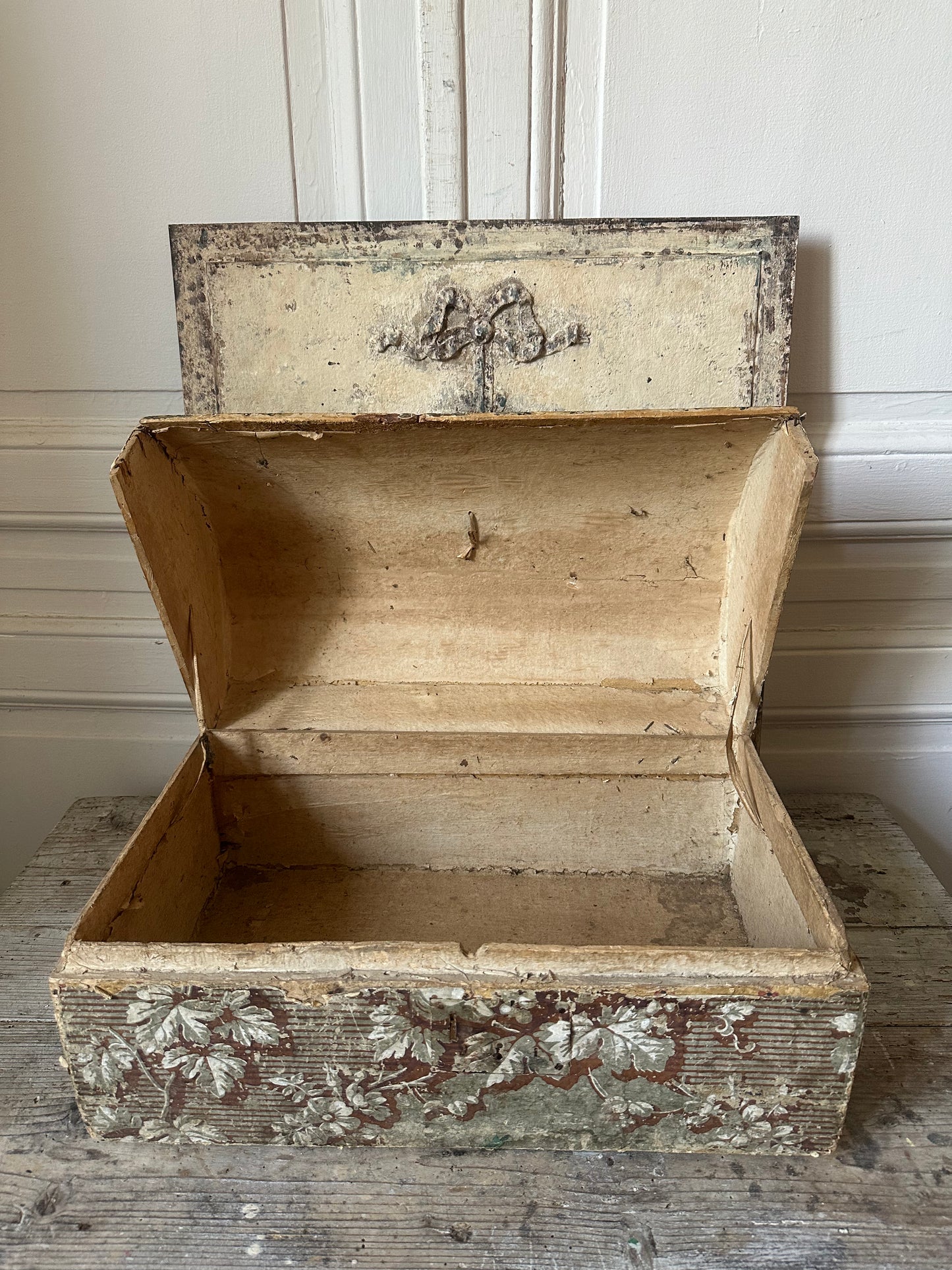 Coffre aux feuillages