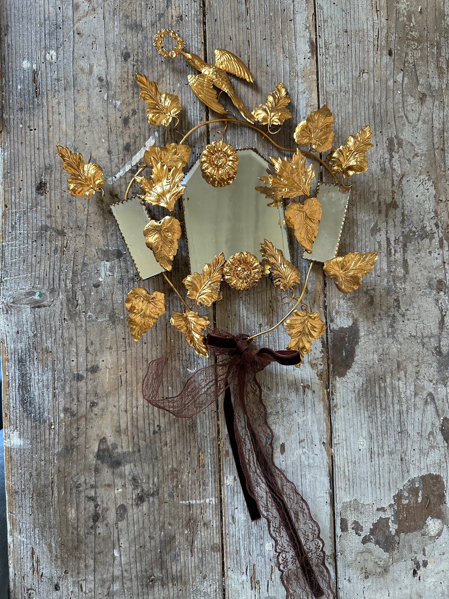 Miroir aux fleurs de laiton