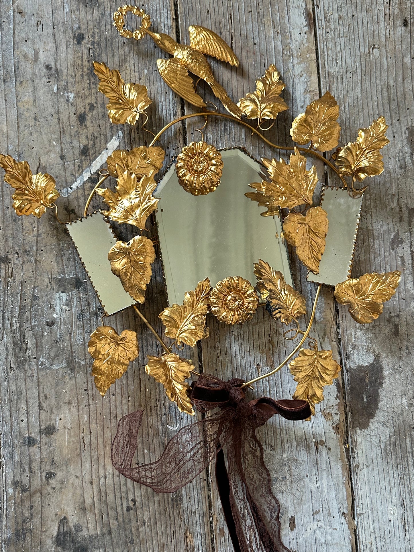 Miroir aux fleurs de laiton