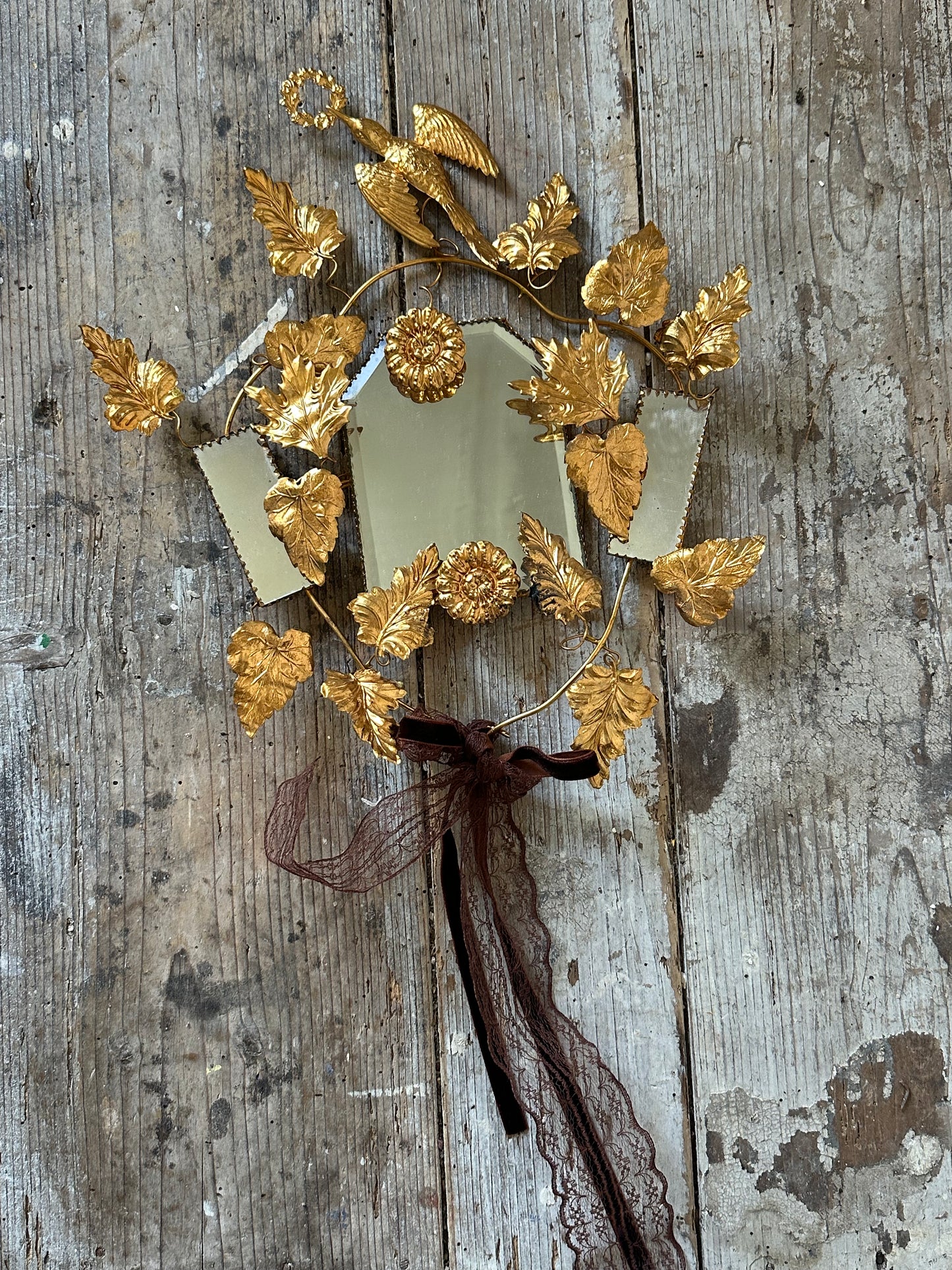 Miroir aux fleurs de laiton