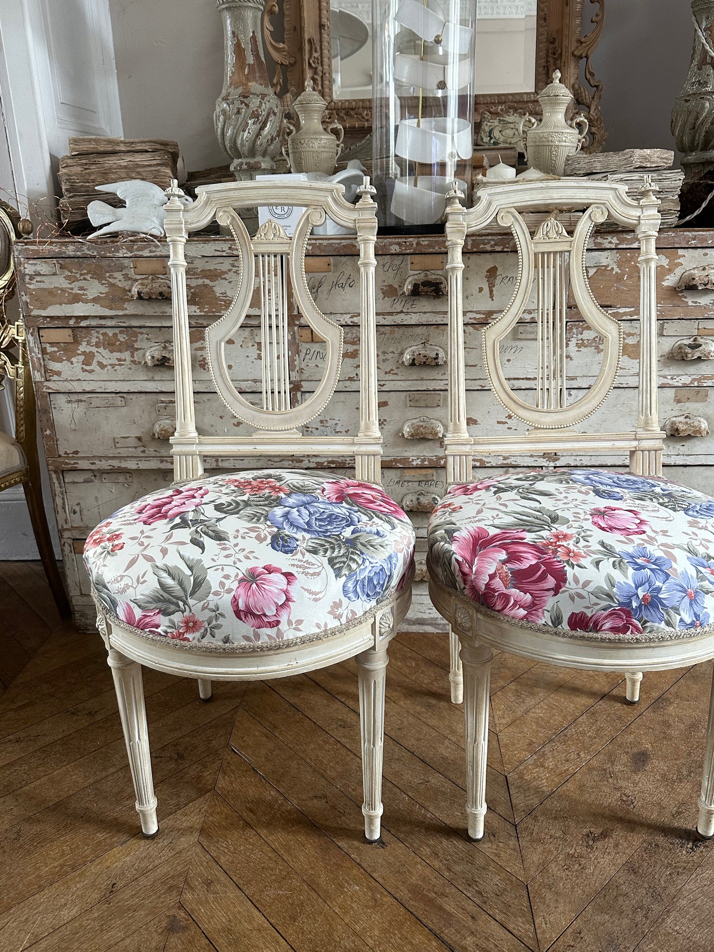 Chaises fleuries