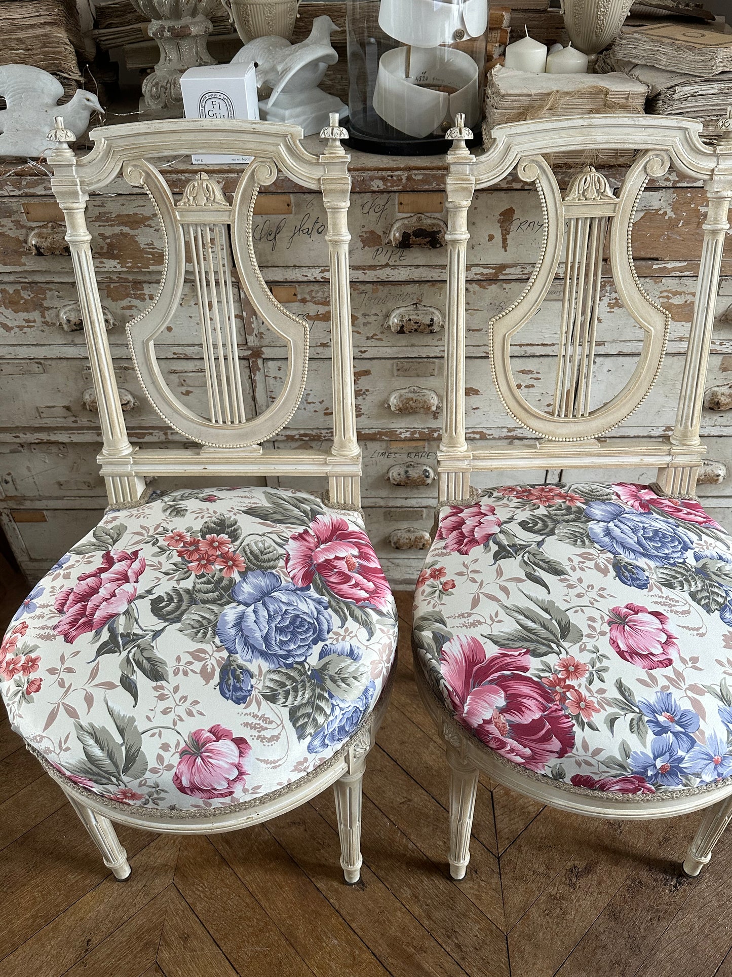 Chaises fleuries