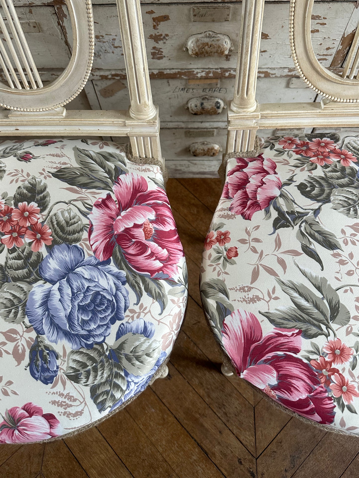 Chaises fleuries