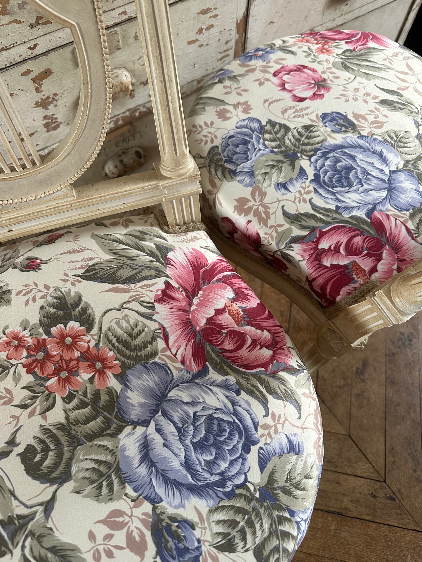 Chaises fleuries
