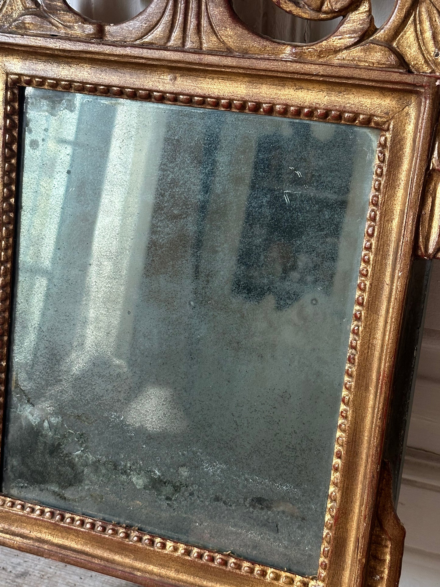 Miroir au cœur doré