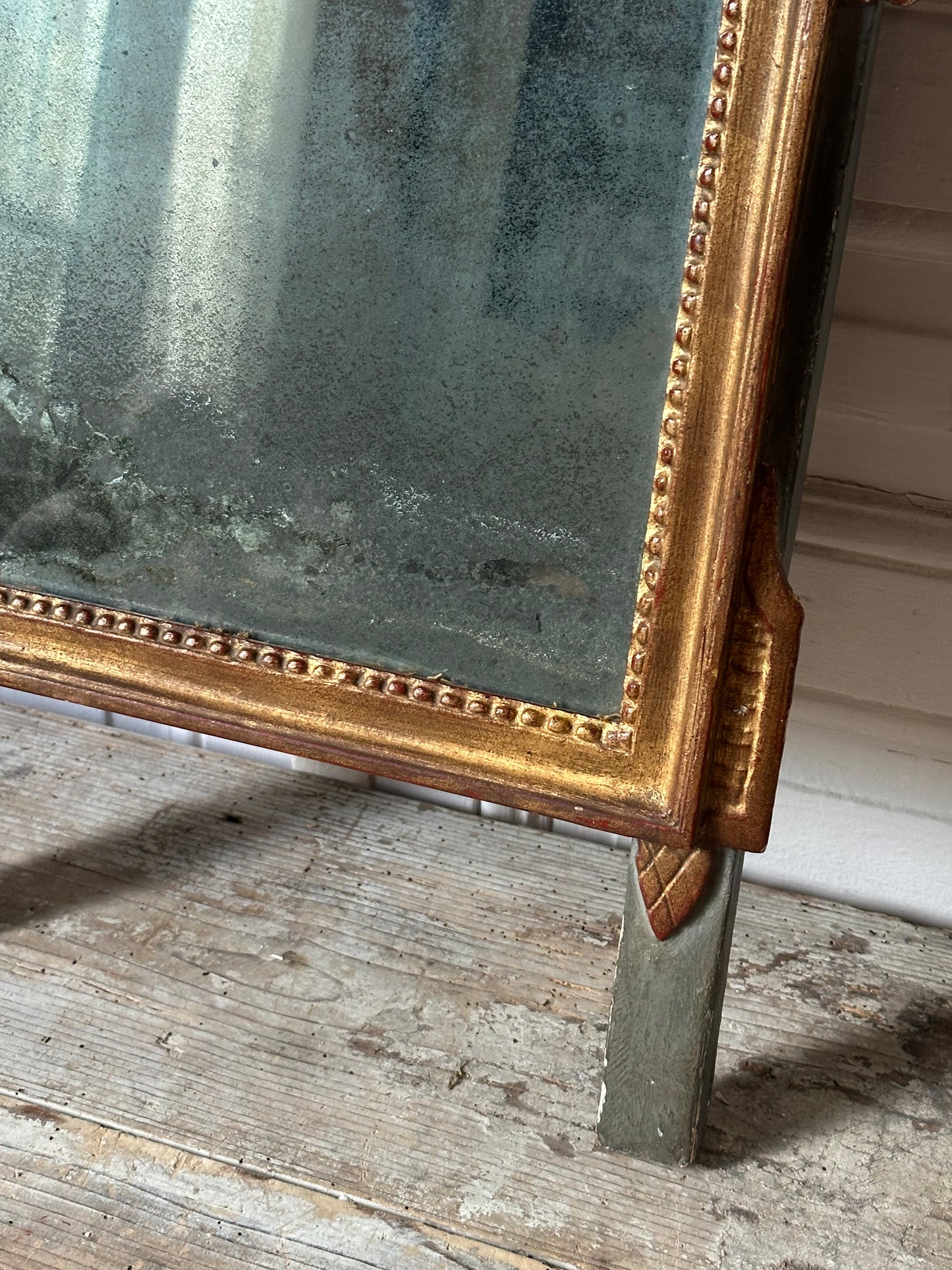 Miroir au cœur doré