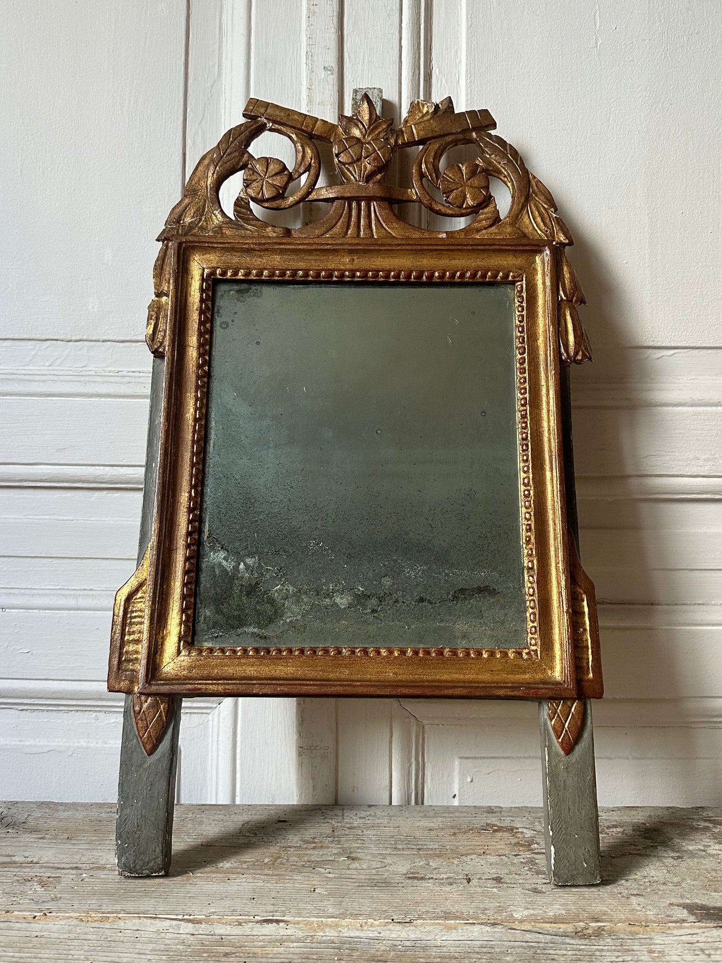 Miroir au cœur doré