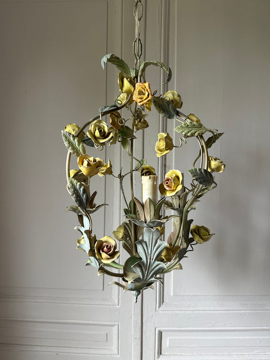 Lustre aux roses jaunes