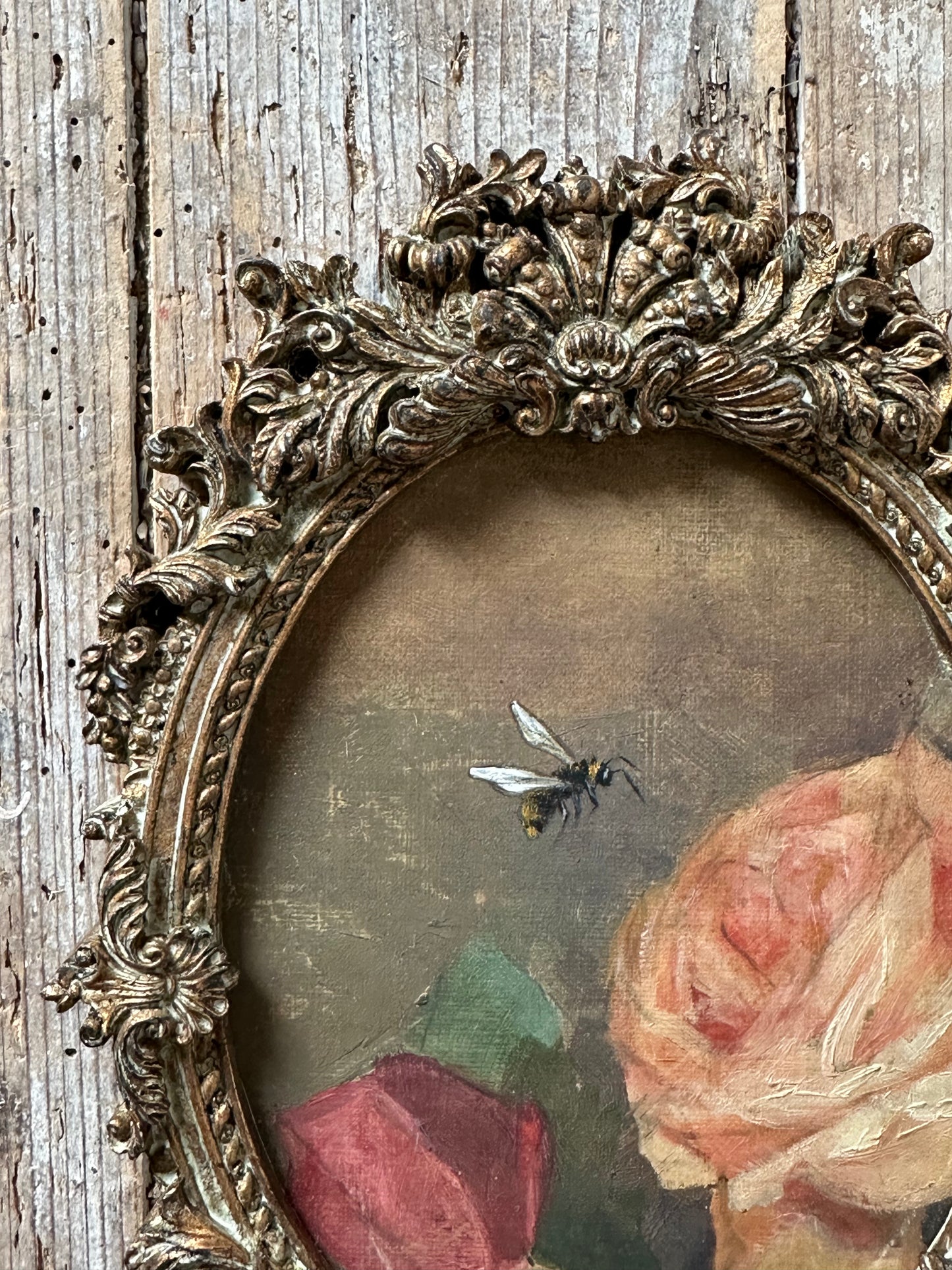 Les roses et l’abeille