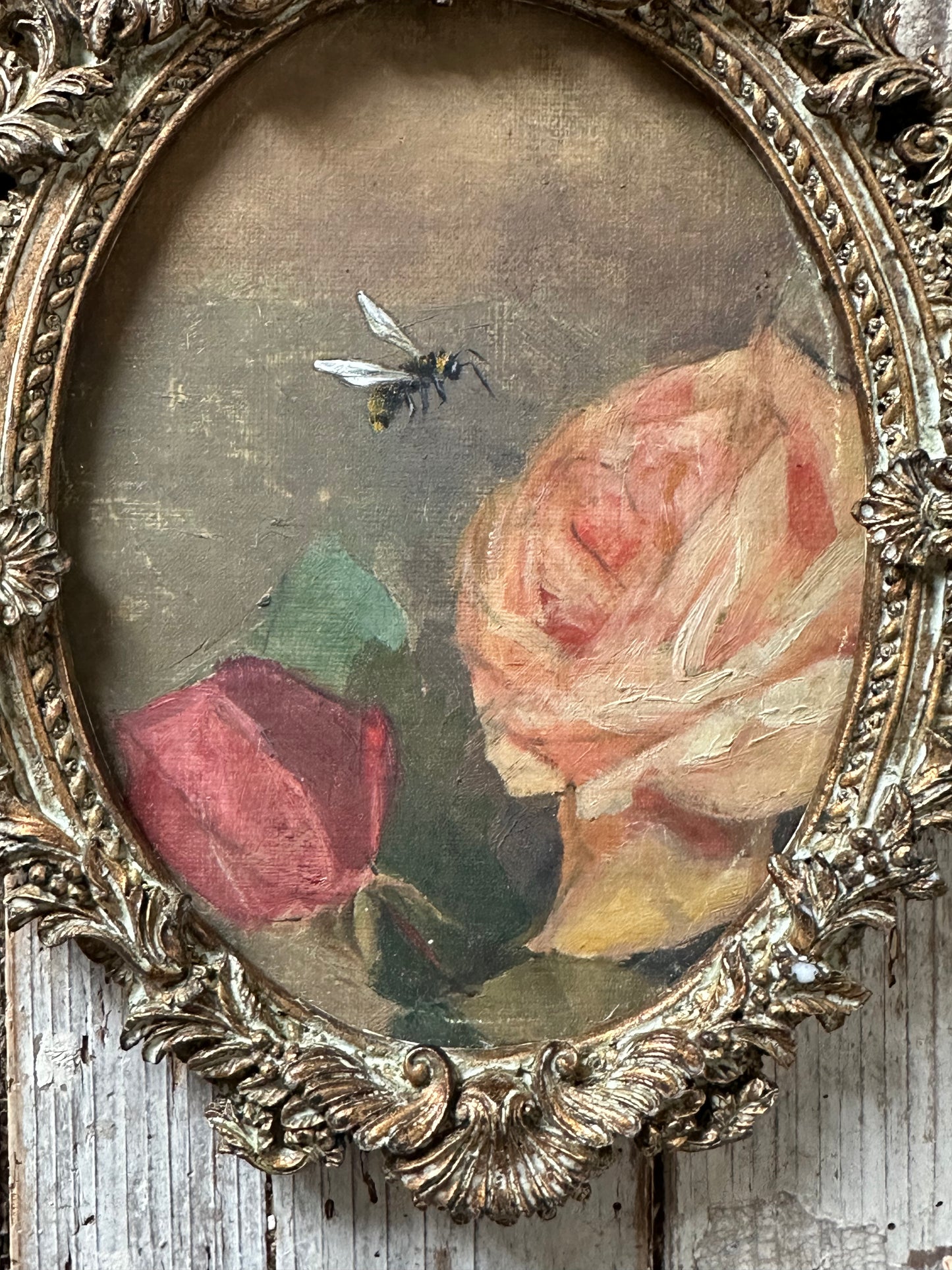 Les roses et l’abeille