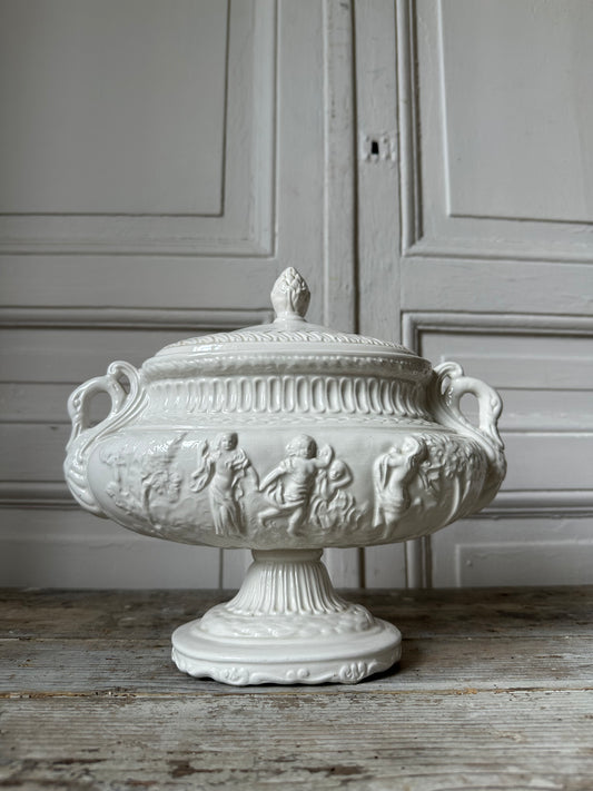 Soupière sculptée