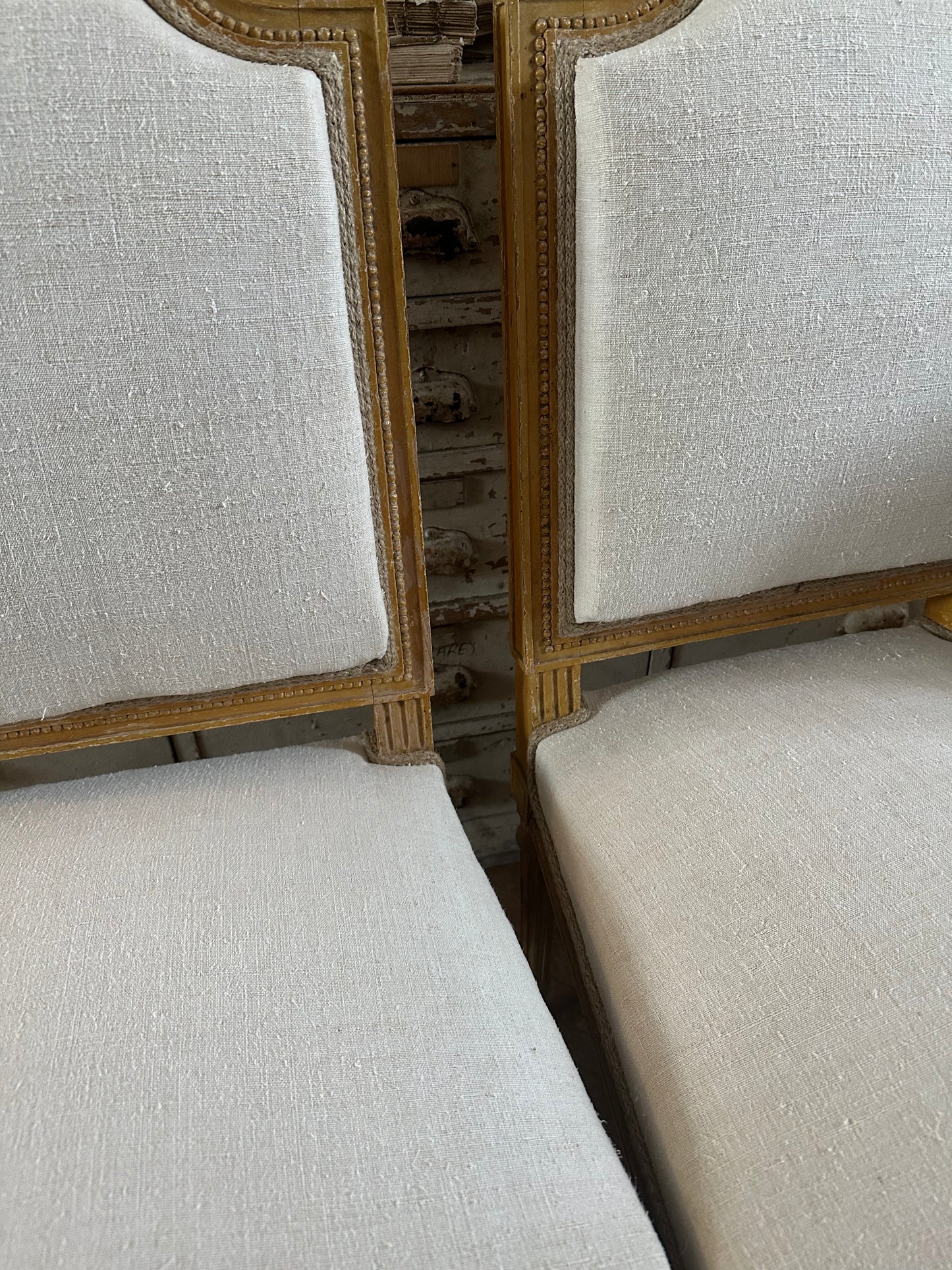 Chaises ocres