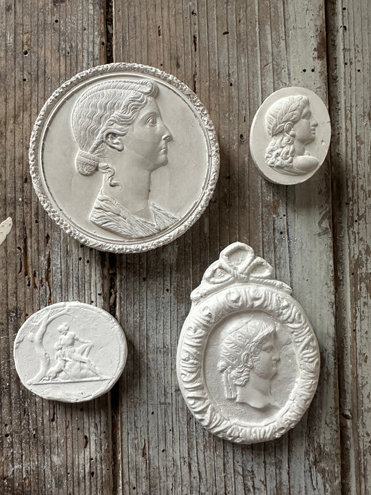 Médaillons en plâtre