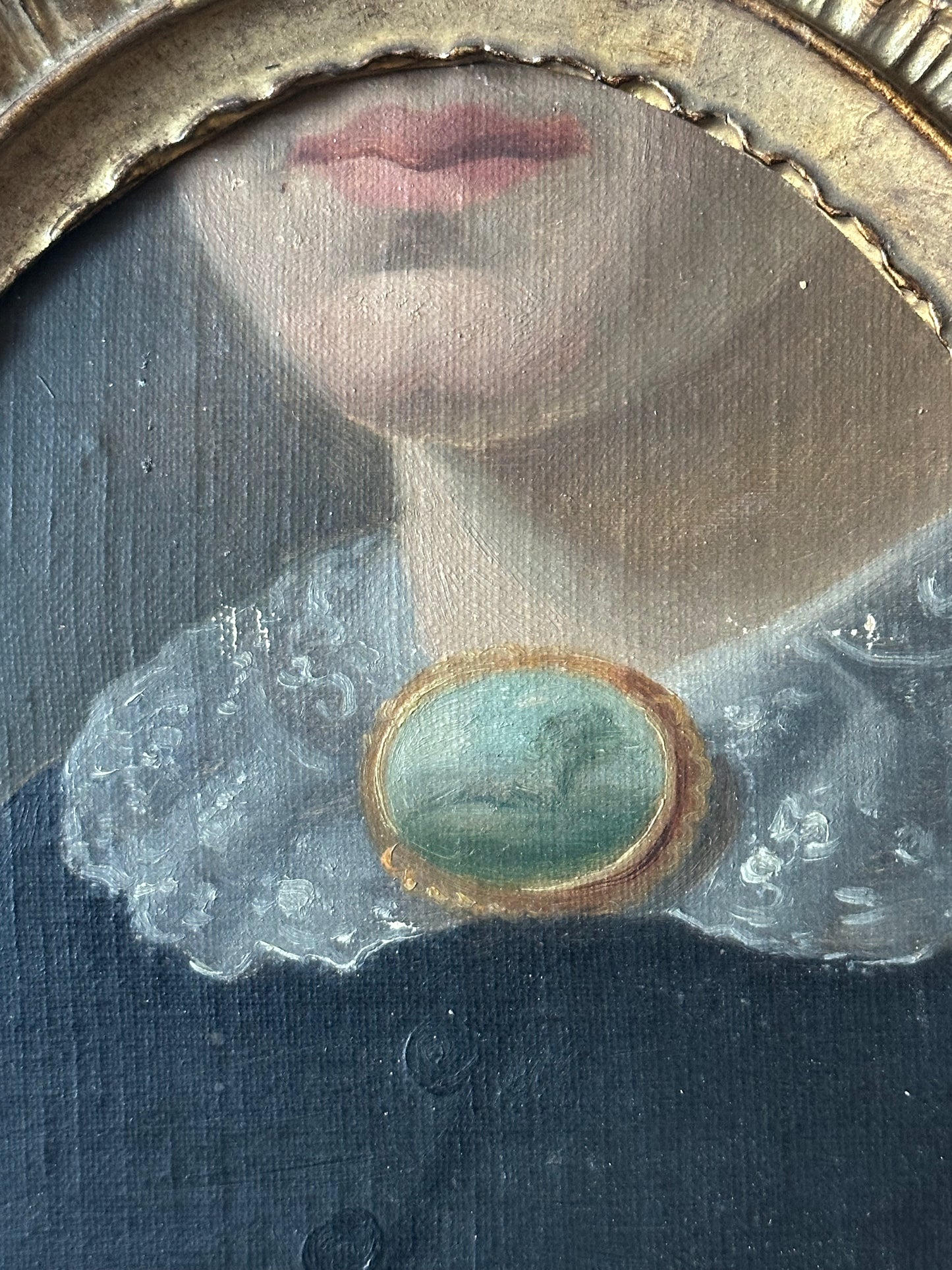 La dame au médaillon